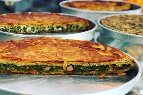 Ο Μυκονιάτης που ψήνει πίτες στα κάρβουνα