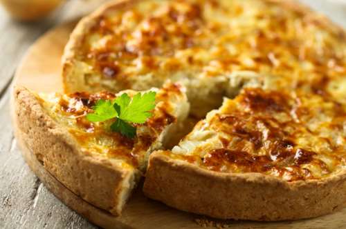 Αρώματα εποχής στο τραπέζι με μία τάρτα με πράσα και Μπεσαμέλ ΓΙΩΤΗΣ