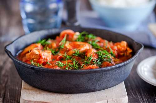 Κοτόπουλο Κοκκινιστό με Μπαχάρι