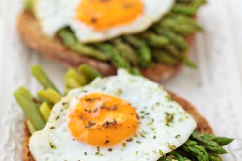 Σάντουιτς με Αυγό, Σπαράγγια και Παρμεζάνα
