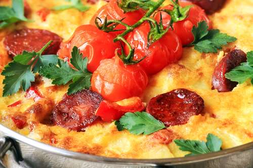 Ομελέτα με Λουκάνικα και Ντομάτα