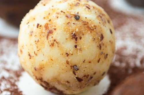 Χαλβαδο-Τρουφάκια με Κουκουνάρι