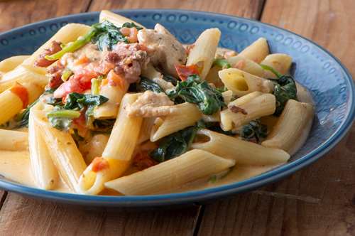 Μακαρονάδα με Κοτόπουλο και Ντοματένια Κρέμα