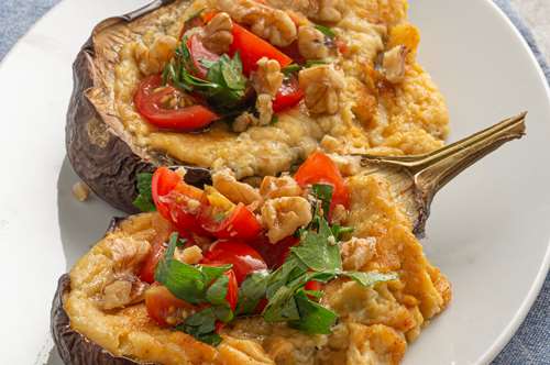 Μελιτζάνες Γεμιστές με Χούμους στο Φούρνο