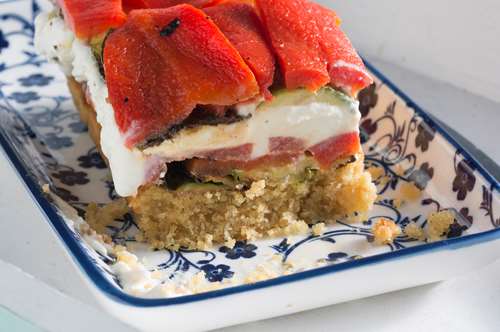 Αλμυρό Cheesecake με Κολοκυθάκια και Πιπεριές Φλωρίνης