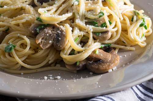 Σπαγγέτι με Μανιτάρια και Γραβιέρα