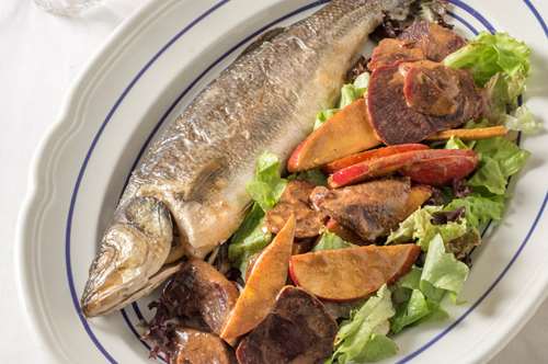 Λαβράκι στο Χαρτί με Σαλάτα Παντζαριών