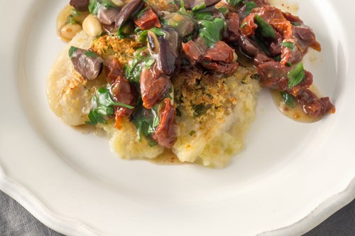 Φιλέτα Μπακαλιάρου με Σάλτσα Ελιάς και Λιαστής Ντομάτας