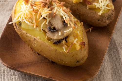 Πατάτες Hot Dog, Γεμιστές με Λουκάνικα και Μουστάρδα