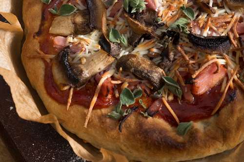 Πίτσα με Λαδένια Ζύμη, Ζαμπόν και Μανιτάρια