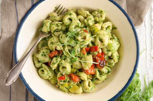 Σαλάτα Τορτελίνι με Πιπεριές και Ρόκα