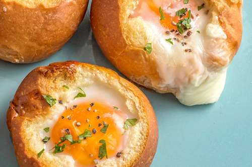 Γεμιστά Ψωμάκια με Αυγό, Γραβιέρα και Ζαμπόν