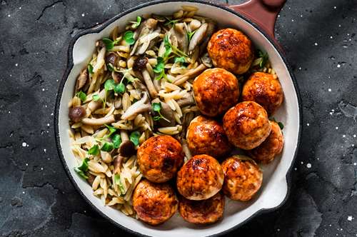 Κεφτεδάκια Αφράτα με Κόκκινο Κριθαράκι και Φέτα