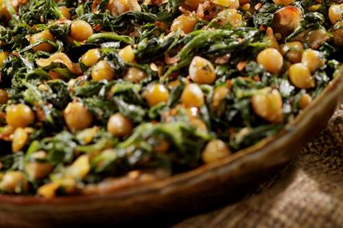 Ρεβίθια με Σπανάκι και Καπνιστό Χοιρινό