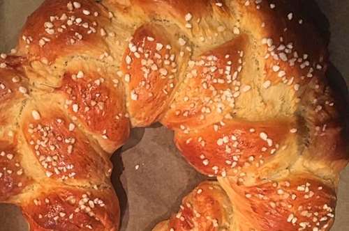 Στεφάνι από Τσουρέκι με Γέμιση Αμυγδάλου