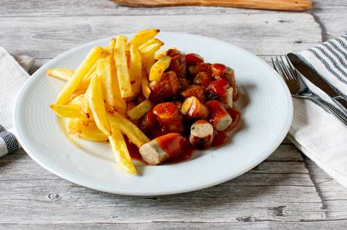 Λουκάνικα με Πατάτες και Σάλτσα