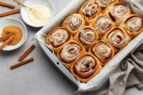 Φτιάχνουμε cinnamon rolls με γλάσο βανίλιας