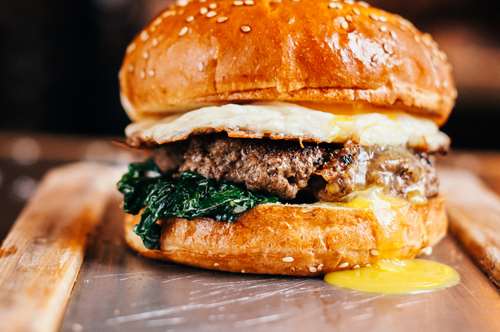 Green-Chile Burger με Τηγανητό Αυγό