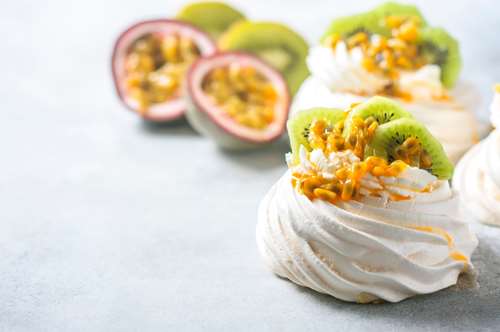 Δροσερό καλοκαίρι σε κουτάλι: Πάβλοβα με κρέμα γιαουρτιού & καλοκαιρινά φρούτα