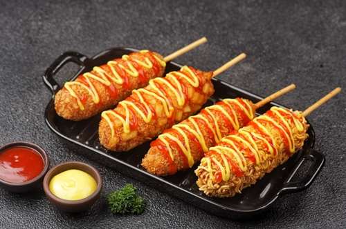 Corn dogs: Το street food που θα λατρέψεις