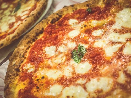 Έχεις ζύμη για πίτσα; Έχουμε τρεις πανεύκολες ιδέες για γέμιση