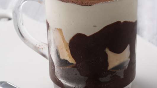 Εύκολα σοκολατένια γλυκά στο ποτήρι