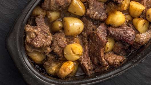 Μοσχαράκι στην Κατσαρόλα με Μπίρα, Πορτοκάλι και Πατάτες