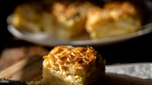 Πανεύκολη Τυρόπιτα µε Φρέσκα Κρεµµυδάκια και Άνηθο