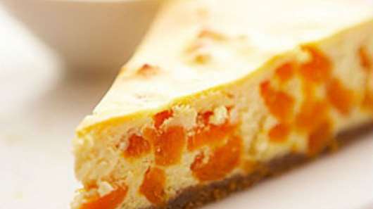 Τάρτα με κρέμα γιαουρτιού και βερίκοκα με γλυκό κρασί 