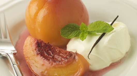 Ροδάκινα ποσέ σε γλυκό κρασί 