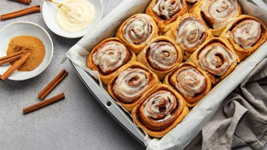 Φτιάχνουμε cinnamon rolls με γλάσο βανίλιας