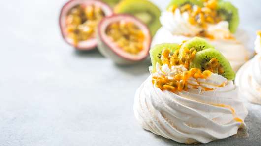 Δροσερό καλοκαίρι σε κουτάλι: Πάβλοβα με κρέμα γιαουρτιού & καλοκαιρινά φρούτα