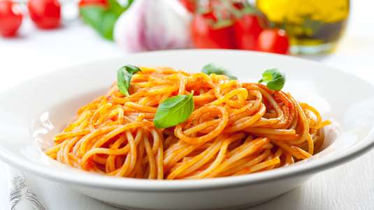 Μακαρόνια με Ντομάτα και Βασιλικό