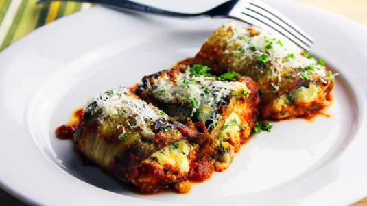 Μελιτζάνες με Σάλτσα Ντομάτας και Φέτα