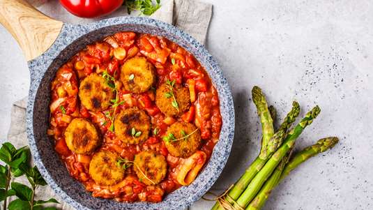 Κεφτεδάκια με Ρεβίθια και Κόκκινη Σάλτσα