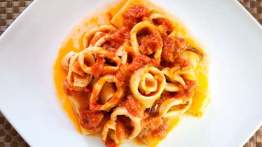 Καλαμαράκια Φούρνου με Σάλτσα Κόκκινης Πιπεριάς