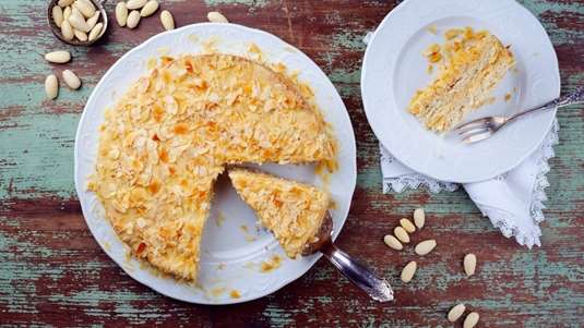 Mικρή τούρτα με κρέμα αμύγδαλου και καφέ