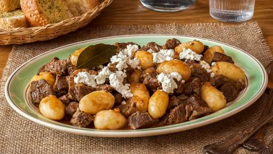 Αρνί Καπαμά με Πικάντικο Τυρί