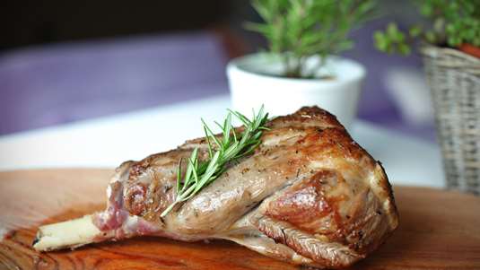 Κατσικάκι με Κρασί, Μουστάρδα και Δεντρολίβανο