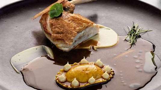 Φραγκόκοτα με Ραβιόλι Μυζήθρας και Κρέμα Παστινάκι του Άγγελου Μπακόπουλου