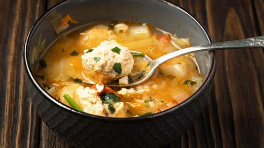 Πλούσια Σούπα Γιουβαρλάκια µε Λαχανικά