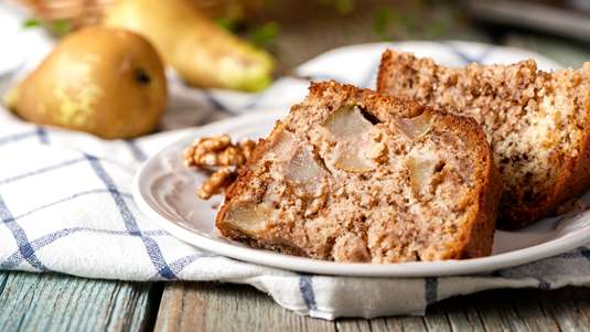 Κέικ με Φρέσκα Αχλάδια και Καρύδια