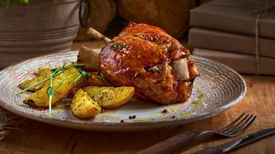 Χοιρινό Κότσι με Πατάτες στη Γάστρα