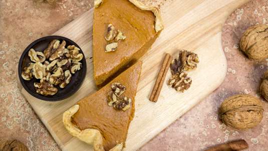 Γλυκιά Κολοκυθόπιτα με Καρύδια και Σταφίδες