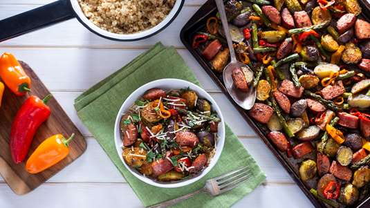 Λουκάνικα με Πατάτες και Πιπεριές