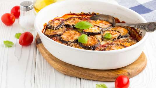 Μελιτζάνες με Μυζήθρα και Σάλτσα Ντομάτας