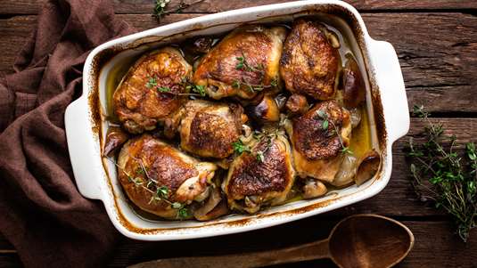 Κόκορας Φουρνιστός με Τουρσί Λάχανο στο Φούρνο