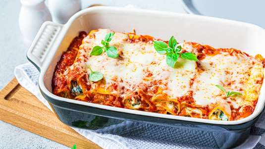 Κανελόνια με σπανάκι, τυρί και σάλτσα ντομάτας