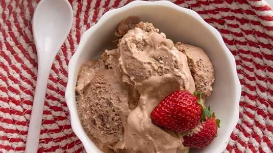 Παγωτό Γιαούρτι-Σοκολάτα με Φράουλες