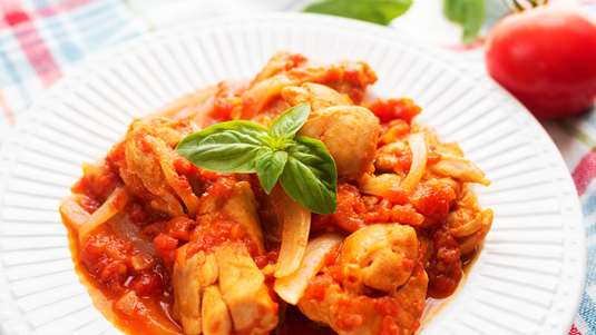 Κουνουπίδι Κοκκινιστό με Κοτόπουλο και Φέτα